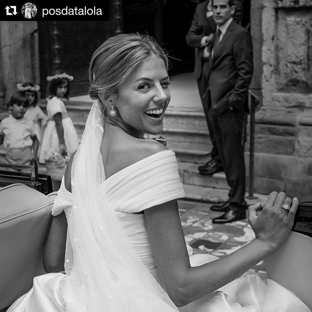 TheHintRegistry's tweet photo. Love this off the shoulder number via @posdatalola .
.
.
#wedding #weddingprep #weddinginspiration #weddingdress #offtheshoulder #bride #bridetobe #registry #thehintregistry https://t.co/sxGliuGjfd https://t.co/gyt6QjQrWd