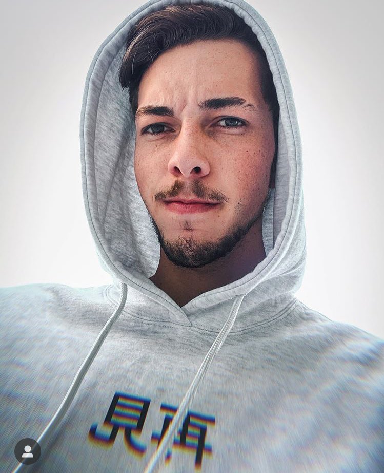 Neagleeee's tweet photo. Faltou só o risco no cabelo seguido do risco na sobrancelha 😂😂😂 aí ia ficar mais brabo do q já tá kkkkkk @EagleTrindade https://t.co/G6J5tFRxxP