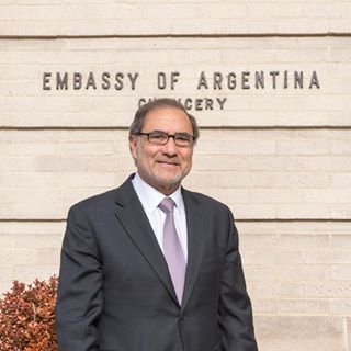 Bienvenido <a href="/JorArguello/">Jorge Argüello</a> nuevo Embajador al frente de nuestra Embajada en Estados Unidos  y su compromiso de trabajar intensamente sobre las prioridades de la agenda bilateral 👥, para el bien de los pueblos de ambos países 🇦🇷🇺🇸