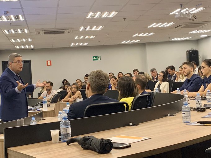 Voltei hoje &agrave; Faculdade, dessa vez ao Ibmec, aqui em Bras&iacute;lia. Proferi palestra sobre compliance e sobre<a href="/tag/otrabalhoporminascontinua"class="tags"><span>#otrabalhoporminascontinua</span></a><a href="/tag/aquitemtrabalhodo"class="tags"><span>#aquitemtrabalhodo</span></a>