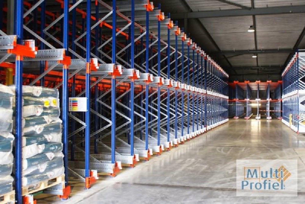 Inrijstellingen besparen veel ruimte en dus geld, bij bulkopslag (opslag van dezelfde goederen in één loods logistiek.com/product_Multi-…