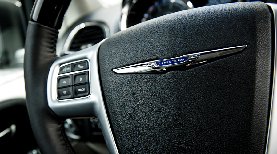 Hacé que cada camino sea memorable a bordo de #Chrysler300.