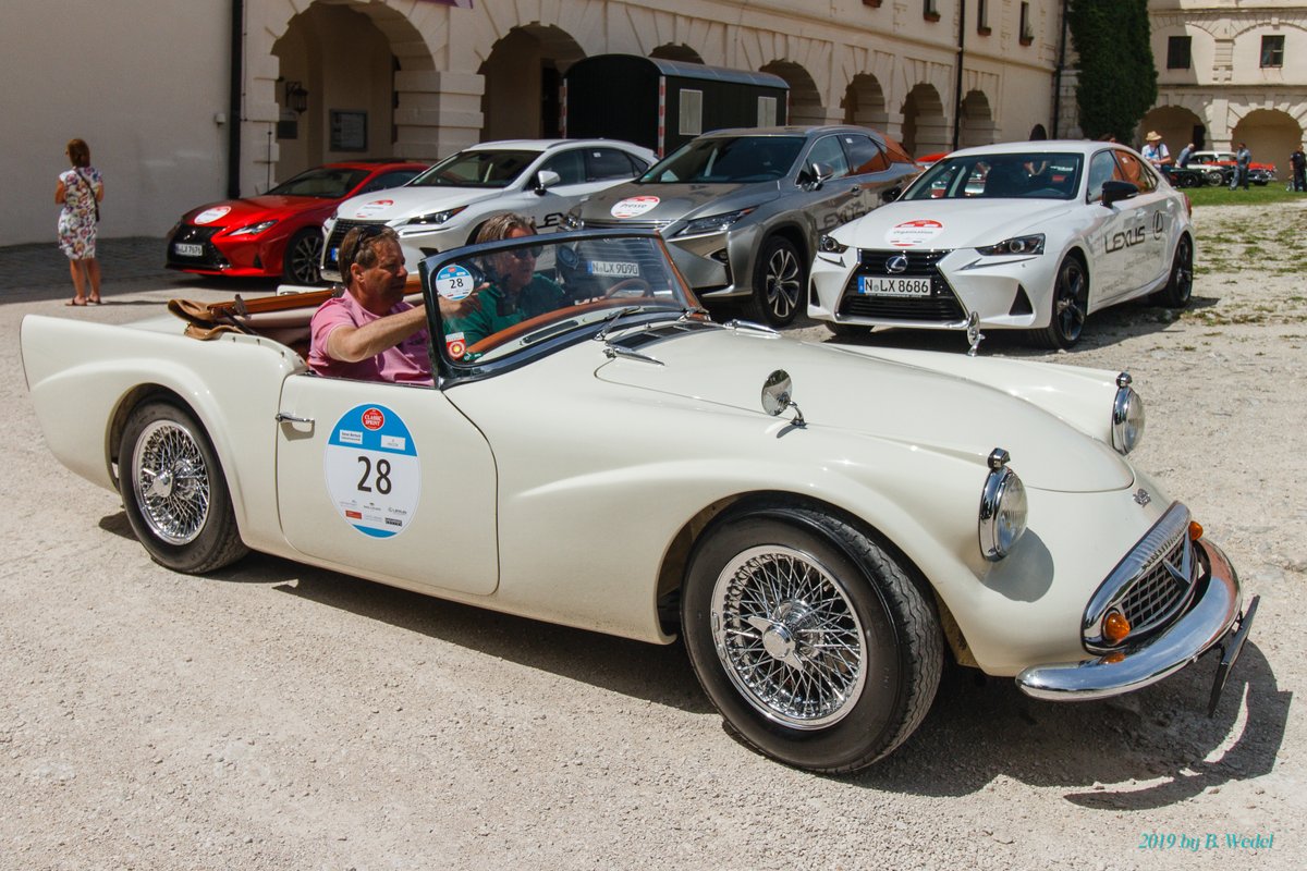 Ragpicker's tweet photo. Erstmal noch einen Daimler, diesmal mit reiner Herrenbesatzung.
Fahren wie Gott in Franken: #ClassicSprint 2019 https://t.co/FvvYRSk0N9