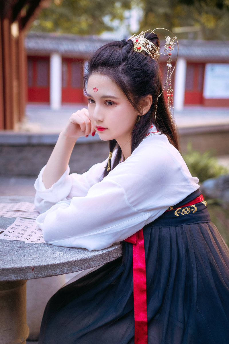 scented_tea_'s tweet photo. 这番好戏开腔
　　管他几人听到曲终 
　　若相遇妄��吉凶
　　敢担重逢是否太英勇 https://t.co/jhg0zICoSs