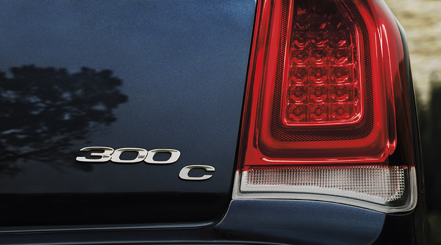 El buen gusto destaca en cualquier lugar. #Chrysler300