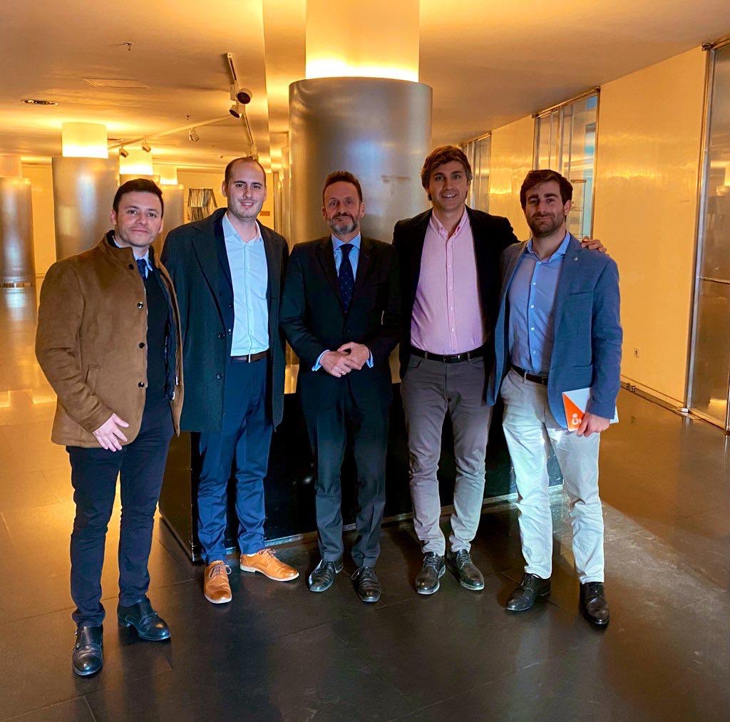 CsEnArgentina's tweet photo. Hoy @CsEnArgentina mantuvo una reunión junto a @BalEdmundo ,
@DamianMaciasP y @CeDEU2 a fin de tratar la proposición de ley de acceso a la nacionalidad.

@CiudadanosCs continuará trabajando para garantizar los derechos de la diáspora 🍊💪 https://t.co/yGes3mb2J1