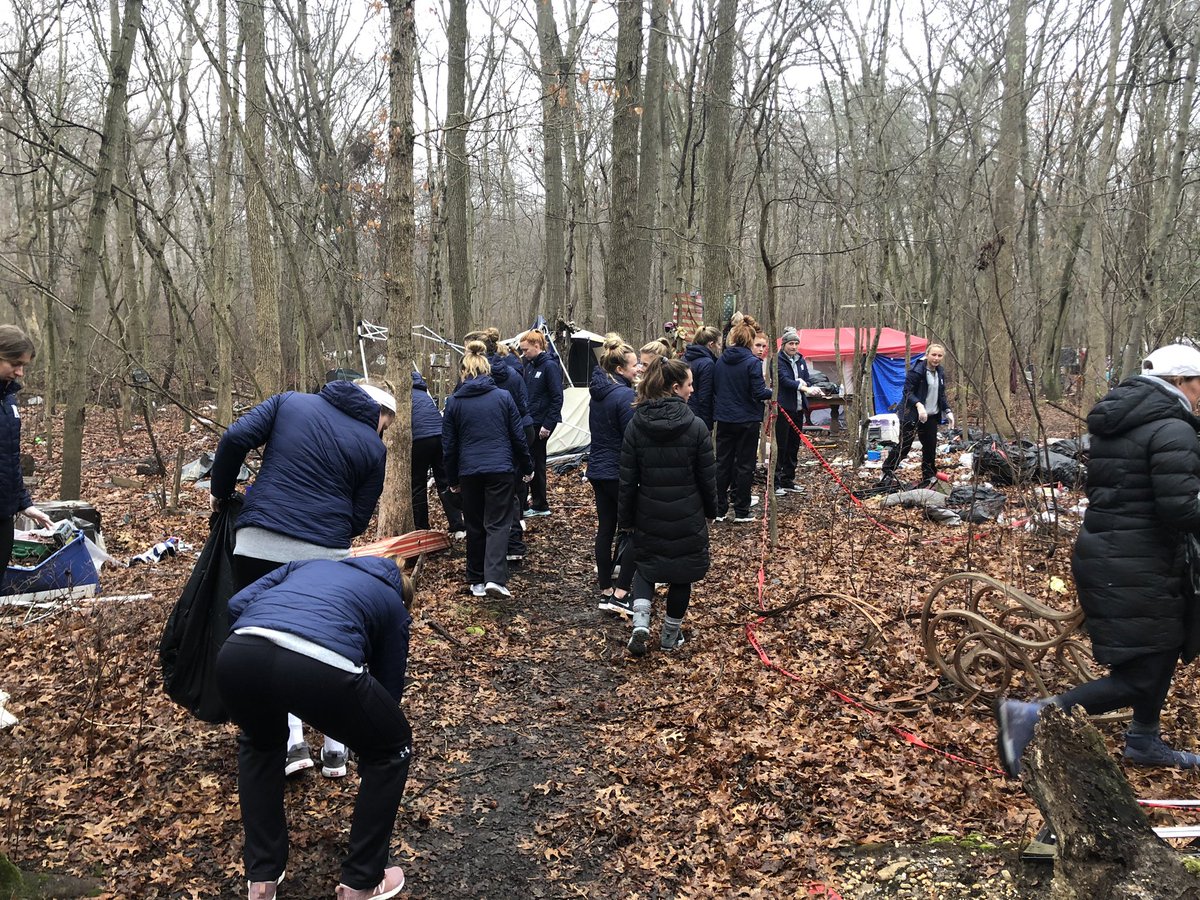 _MOPAL's tweet photo. Special thank you to @MonmouthFH for spending their Saturday morning hanging out with us to deliver goods to a homeless community and help clean up a bit👏‼️

Truly an awesome group of young ladies that want to make a difference💯

#MOPAL #FlyHawks #KeepingKidsFirst https://t.co/DtytXPAxs9