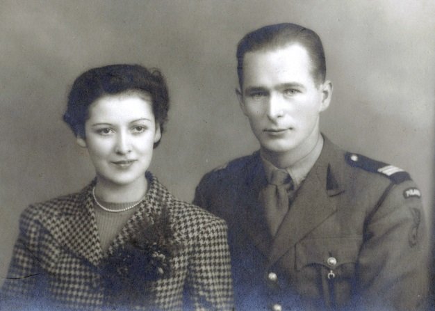 Jan met and fell in love with Catherine Kimlin of Edinburgh. They married in in September 1942.Note the ‘Poland’ patch and ‘Winged Hussar’ insignia of the 1st Armoured Division on the shoulder of Jan’s tunic. The three stripes on his epaulette show he is a lance-sergeant.