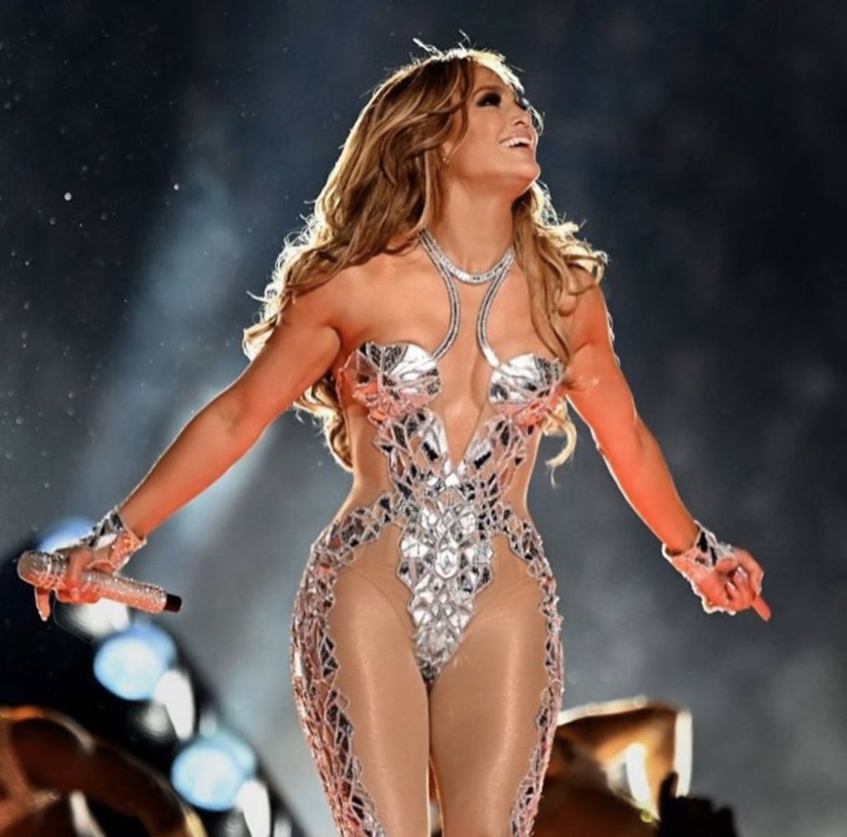 NFN_UK's tweet photo. @jlo stunned at last nights @superbowl50 ⁣
⁣ 
If you want to steal Jlo’s look simply book a blow dry with one of our professionals using our App 📲 ⁣
⁣
We come to you - home,office or hotel 🏨 🏡 ⁣
⁣
https://t.co/WtXrzyBYTr https://t.co/kdBl86xwO3
