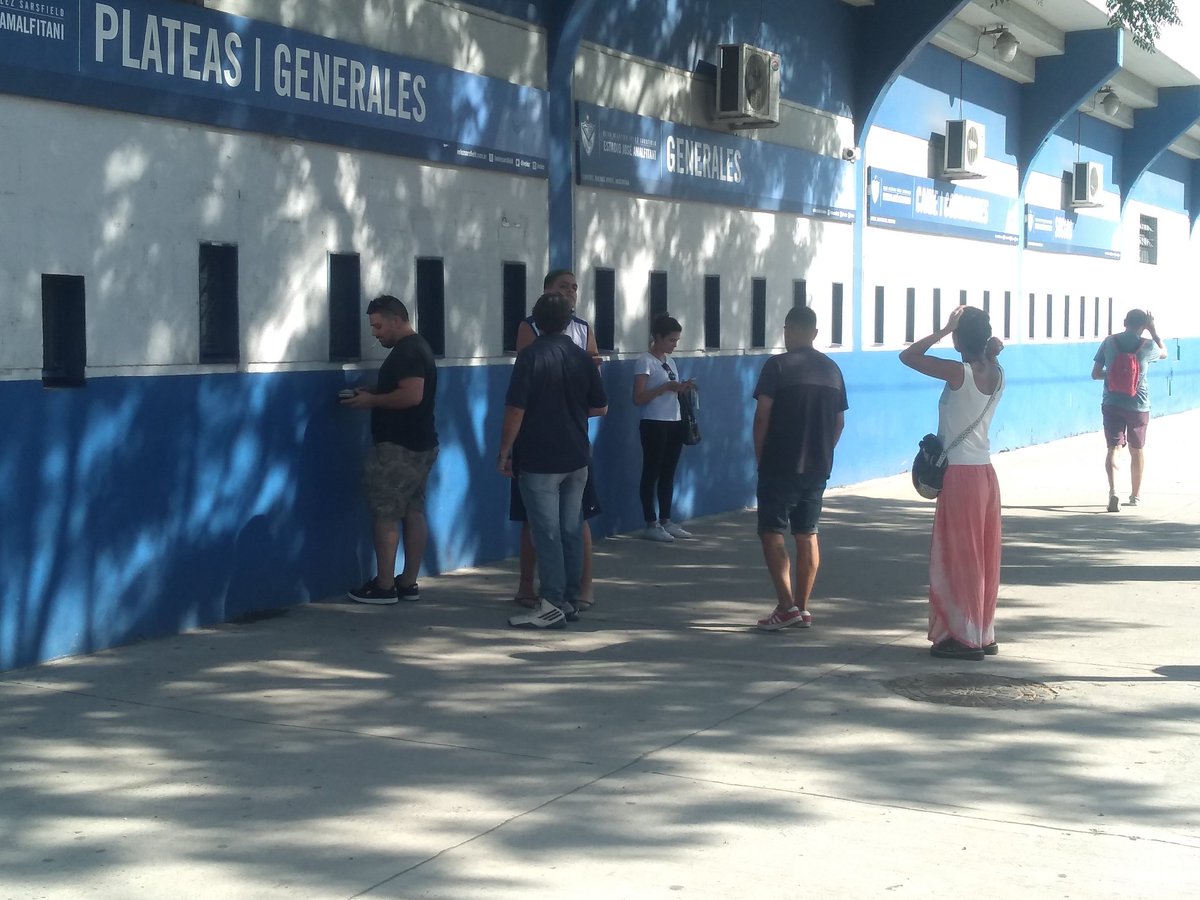 ruvencho69's tweet photo. Lunes 16:30 horas. Un día antes del partido por la Sudamericana. Calor infernal. Venta de entradas. La pasión no se detiene !! 

#Velez #argsaf #juegavélez #todosjuntos #juegaVélez #futbolargentino #tntsports #tycsports #foto #fotografia #amalfitani #tntsports #superliga https://t.co/hTSM5VsnSs