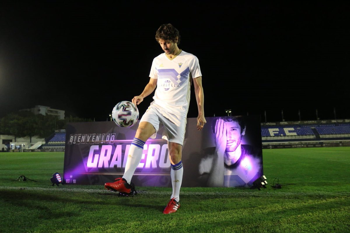 JuanjoEstepona's tweet photo. Granero: “siento tanta responsabilidad como fiché por el @realmadrid” El #Marbella FC ha realizado este lunes la presentación oficial de su último fichaje, @eGranero11, con un acto espectacular y un millar de aficionados en el estadio
https://t.co/3pYVtGk7Me @lagranjugadacsr https://t.co/rjYZ0UQn3f