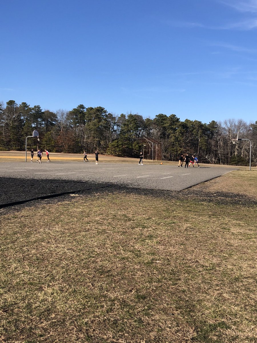MrsGilbertMPS's tweet photo. Fitness Club taking advantage of this beautiful weather! @pauloneilledu @PrincipalMPES https://t.co/ZCVOup3zS9