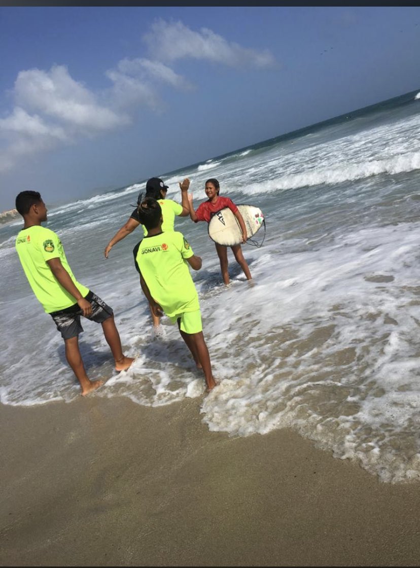 bomberitosurf's tweet photo. Mi hija Kellyani Flores medalla de bronce 🥉en la I válida nacional de surf 🏄‍♀️ en playa parguito Nava Esparta , felicitaciones mi Amor bello 💖😘❤️@kellyanisurf https://t.co/pnRnxsyYFO