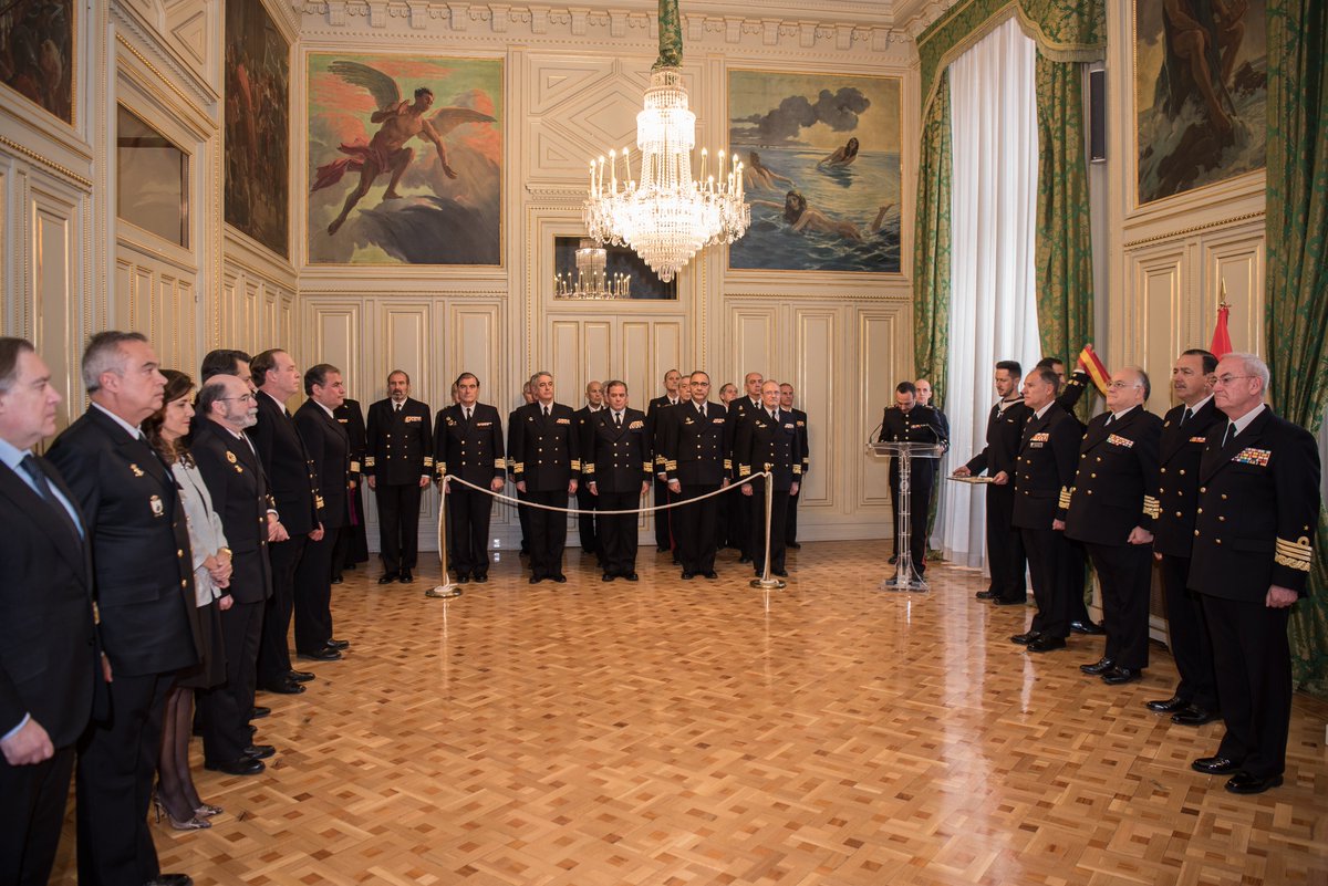 Armada_esp's tweet photo. ¡Enhorabuena al personal civil y militar que hoy ha sido condecorado con la Gran Cruz al Mérito Naval!

Es la máxima recompensa que se concede en situaciones de paz a aquéllos que han destacado por su servicio y apoyo a la @Armada_esp y a España🇪🇸

@DalmauFerrer 
@MariaSaavedraI https://t.co/Hix9B4chYX