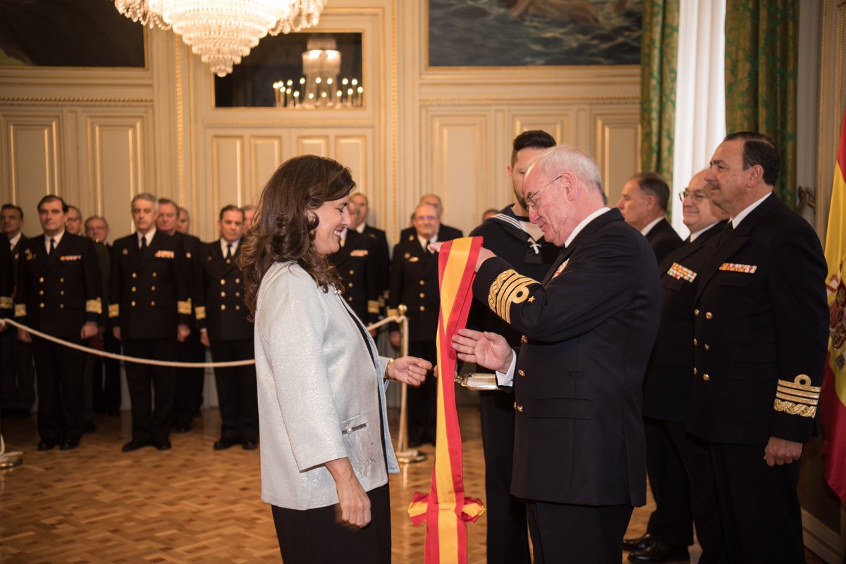 Armada_esp's tweet photo. ¡Enhorabuena al personal civil y militar que hoy ha sido condecorado con la Gran Cruz al Mérito Naval!

Es la máxima recompensa que se concede en situaciones de paz a aquéllos que han destacado por su servicio y apoyo a la @Armada_esp y a España🇪🇸

@DalmauFerrer 
@MariaSaavedraI https://t.co/Hix9B4chYX