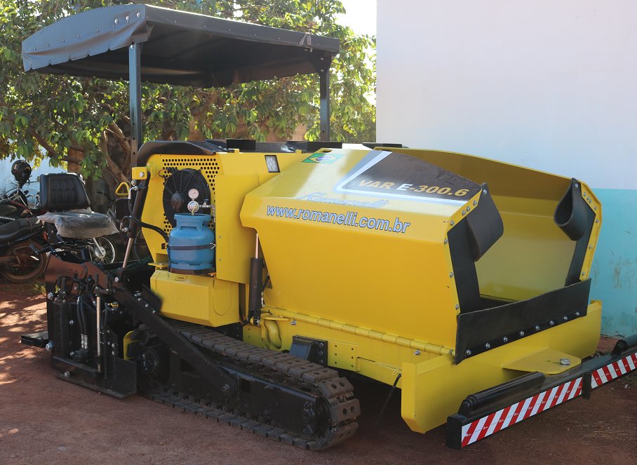 RonioCondao's tweet photo. Estou muito feliz pois chegou neste fim de semana em Confresa mais uma máquina que compõe o kit da Usina de asfalto, a vibro acabadora também chamada de pavimentadora de asfalto.
Este é o equipamento que executa a aplicação, nivelamento e pré-compactação de pavimentação. https://t.co/SzAdrkQ8Df