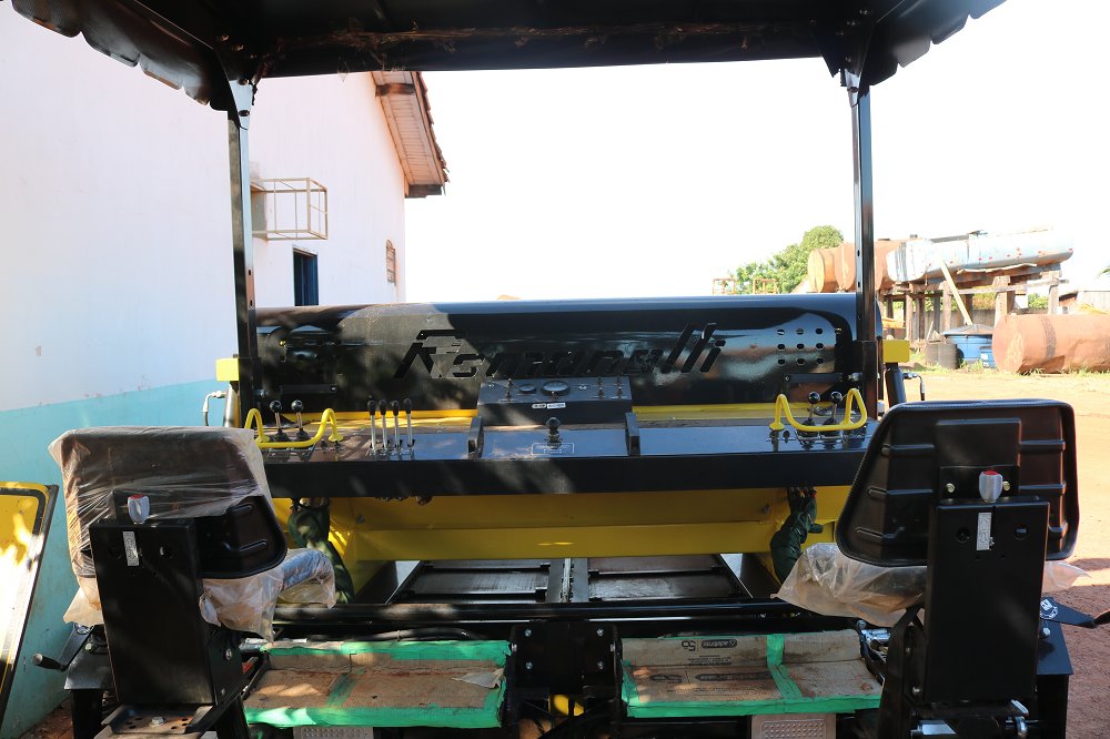 RonioCondao's tweet photo. Estou muito feliz pois chegou neste fim de semana em Confresa mais uma máquina que compõe o kit da Usina de asfalto, a vibro acabadora também chamada de pavimentadora de asfalto.
Este é o equipamento que executa a aplicação, nivelamento e pré-compactação de pavimentação. https://t.co/SzAdrkQ8Df