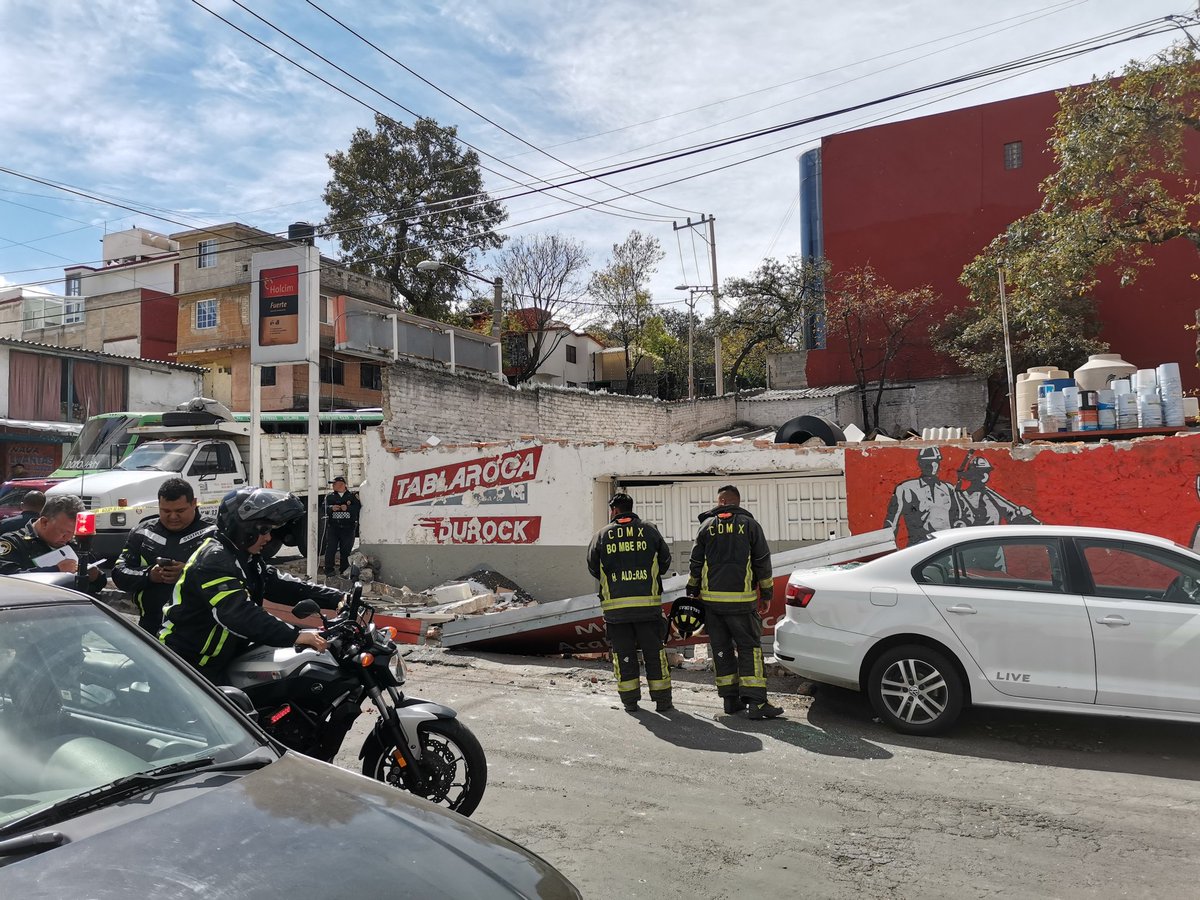En calle Tenosique y Huehuetan a una calle de la carretera #picachoajusco cae estructura