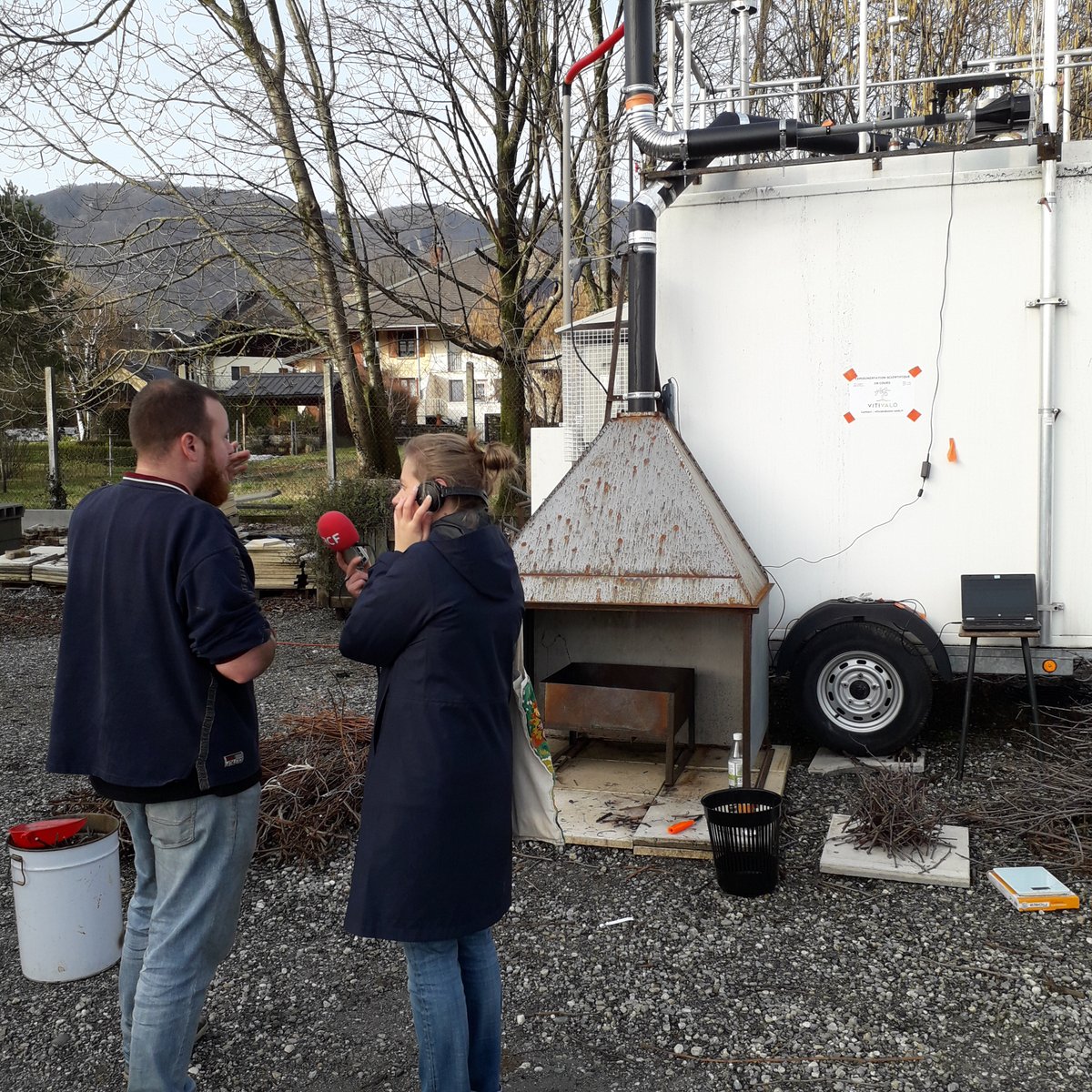 vitivalo's tweet photo. Merci Anne-Charlotte de @RCFSavoie pour son interview aujourd'hui sur le site d'expérimentation de @vitivalo et d'avoir pris le temps d'échanger avec nous! #déchets #brûlage #impact #environnement #Recherche @Univ_Savoie https://t.co/3sd3FZOXaq