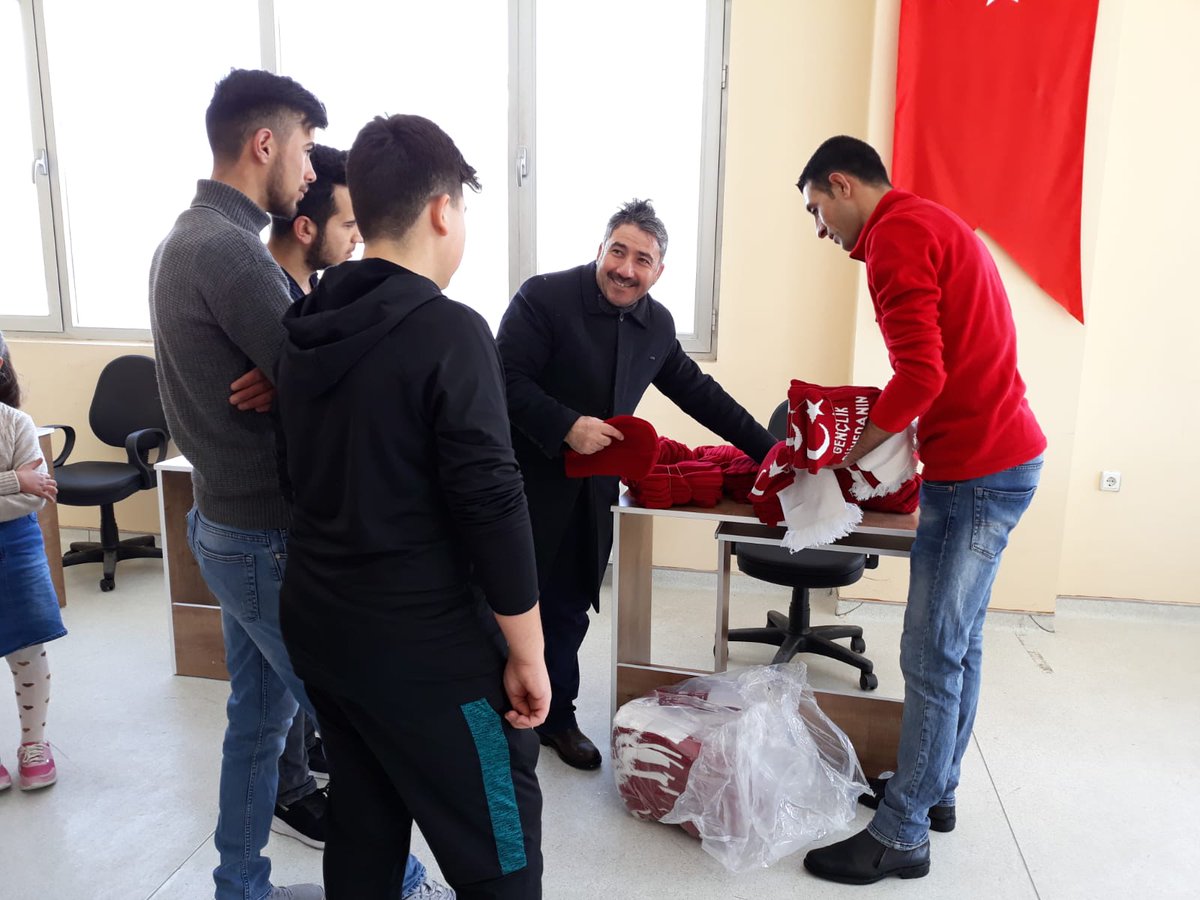 PatnosGM's tweet photo. Soğuk kış günlerinde gençlerimiz üşümesin diye atkı,bere, eldiven hediye edip sıcak gönüllerinde yer alan ve gençlerimize nasihatlerde bulunan İl Müdürümüz #CihanDemir İlçe Müdürümüz #FatihAlpaslana
Teşekkür ederiz.
#İyilikAğacı
#GSBGM
#MerkezimdeSenVarsın https://t.co/KikKK9PauU