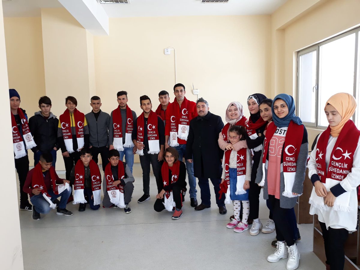 PatnosGM's tweet photo. Soğuk kış günlerinde gençlerimiz üşümesin diye atkı,bere, eldiven hediye edip sıcak gönüllerinde yer alan ve gençlerimize nasihatlerde bulunan İl Müdürümüz #CihanDemir İlçe Müdürümüz #FatihAlpaslana
Teşekkür ederiz.
#İyilikAğacı
#GSBGM
#MerkezimdeSenVarsın https://t.co/KikKK9PauU
