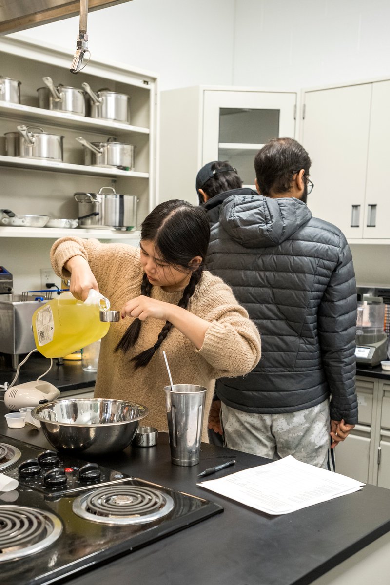 Students bend oil and water during Ice Cream course