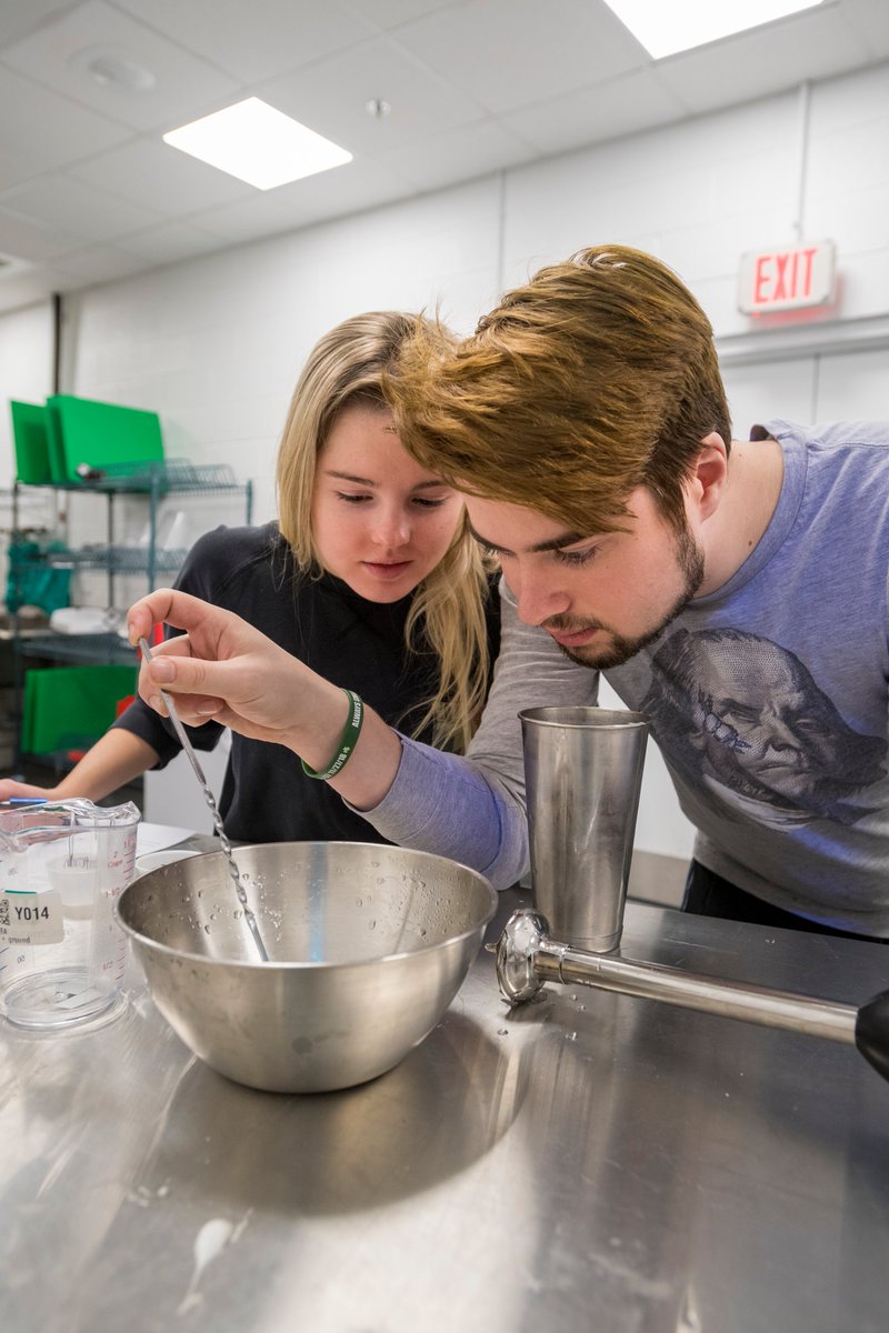 Students bend oil and water during Ice Cream course