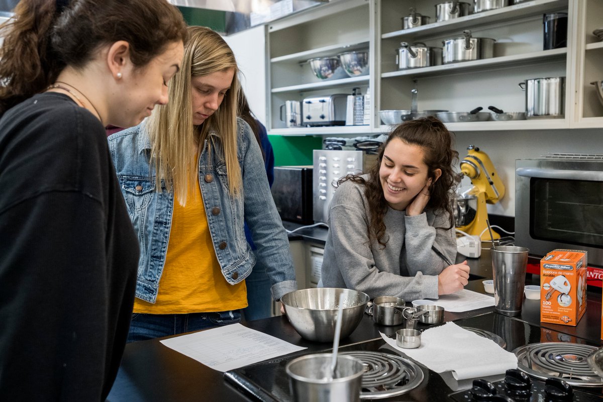 Students bend oil and water during Ice Cream course