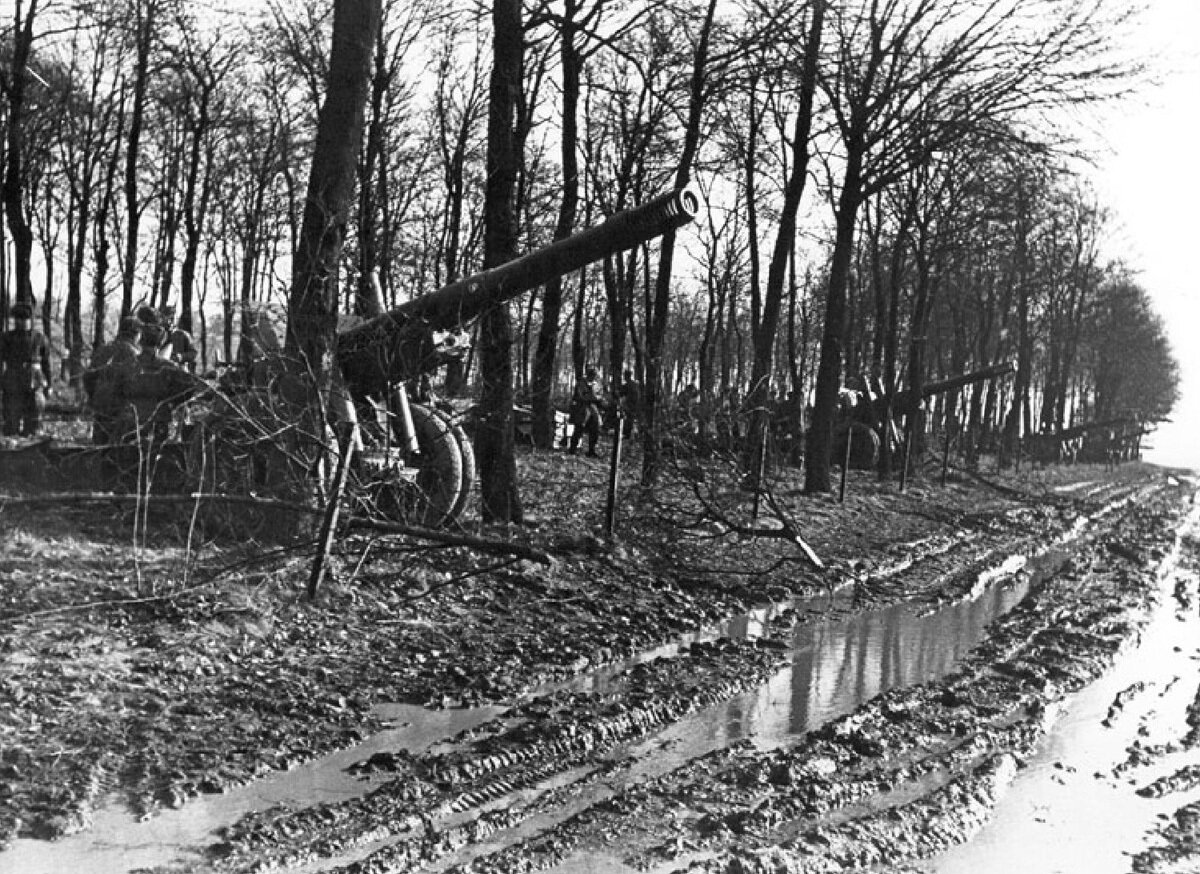 Батарея советских 152-мм гаубиц-пушек МЛ-20 под Берлином. 1-й Белорусский фронт. Апрель 1945 г.