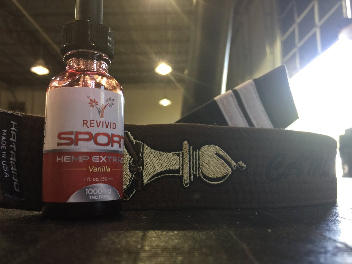 ChrisCamozzi's tweet image. @RevividSport CBD keeps my joints feeling great! Who else uses CBD? What kind?