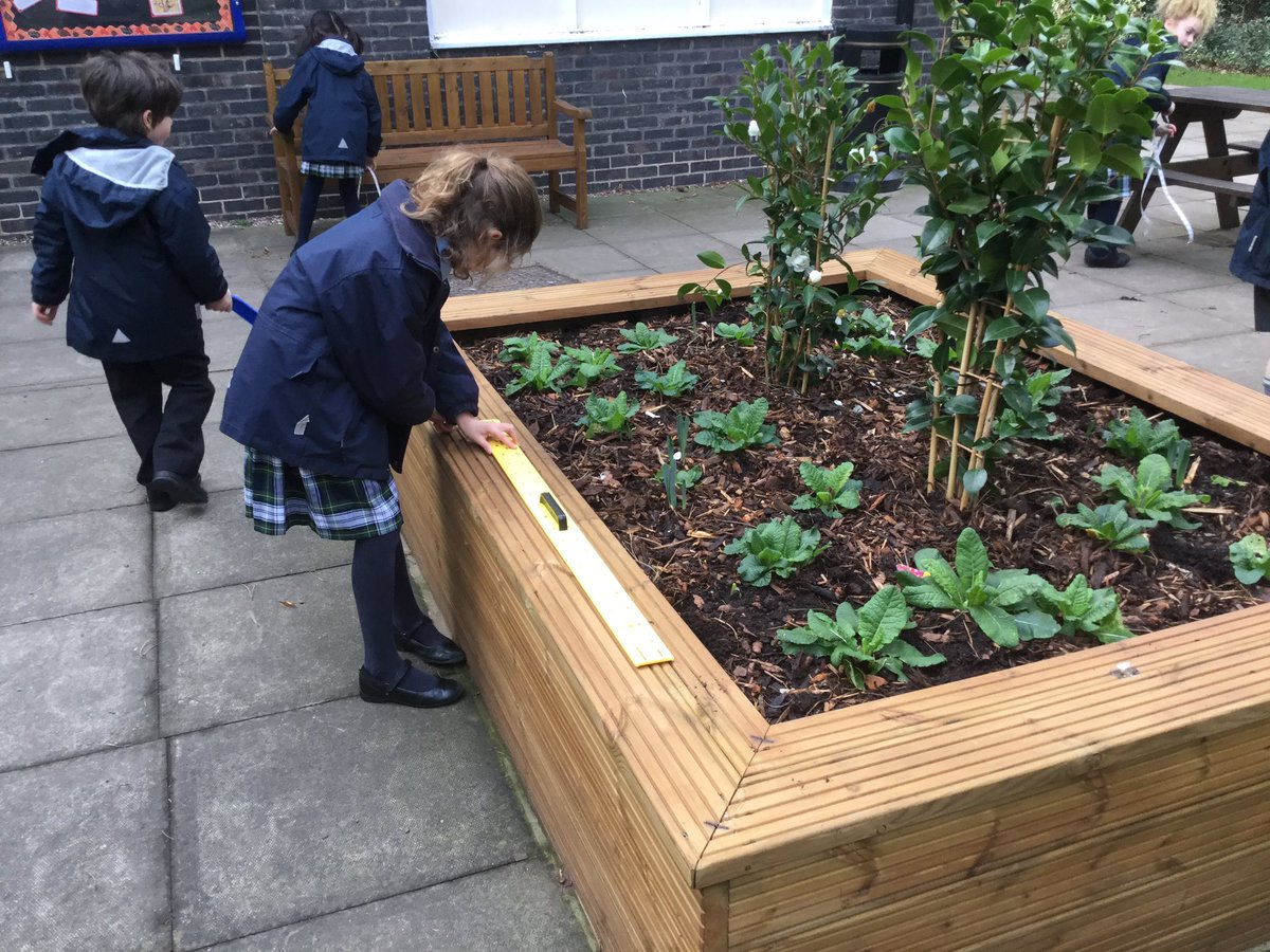 ReptonPrepLower's tweet photo. Which piece of measuring equipment is best to use? Which unit of measurement? Millimetres, centimetres or metres? #ForemarkeYear3 #learningbydiscovery #MathsIsFun @ForemarkeMaths #AForemarkeStory https://t.co/lrjJHrSKqe