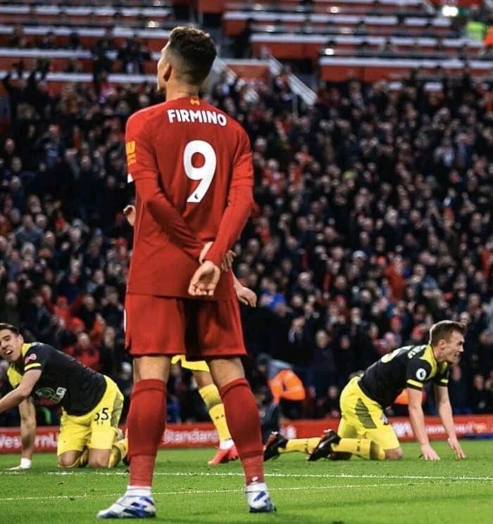 Lango705's tweet photo. Undoubtedly the best EPL moment captured on camera📷 this season #bobby9 si senõr💪 @andrewrobertso5 @VirgilvDijk @trentaa98 @J_Gomez97 @JHenderson @MoSalah @officialAL20 @Alissonbecker @LFC https://t.co/vZOQwvaOEM