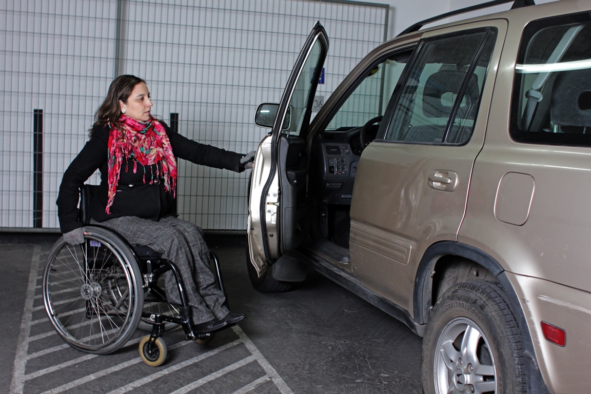 senadis_gob's tweet photo. 🚗🚐🚗 Desde hoy, el uso indebido de un estacionamiento destinado a vehículos para personas con discapacidad es una infracción grave y tiene una multa de entre 1 y 1,5 UTM https://t.co/c8AIwfWCwS