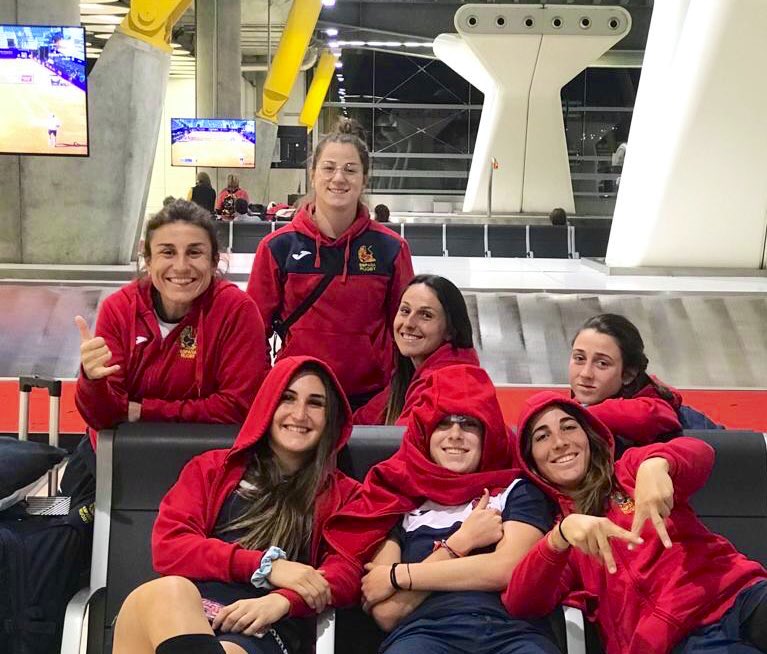 #FERugby | El vuelo que traía de vuelta a nuestras #Leonas7s de las @WorldRugby7s de Australia 🇦🇺 ha aterrizado en hora en Barajas, poco después de hacerlo el avión de Air Canadá 🇨🇦 Las <a href="/leonasrugby/">Spain Women's Rugby</a> se han enterado de lo sucedido ya en tierra y han celebrado el final feliz 👍