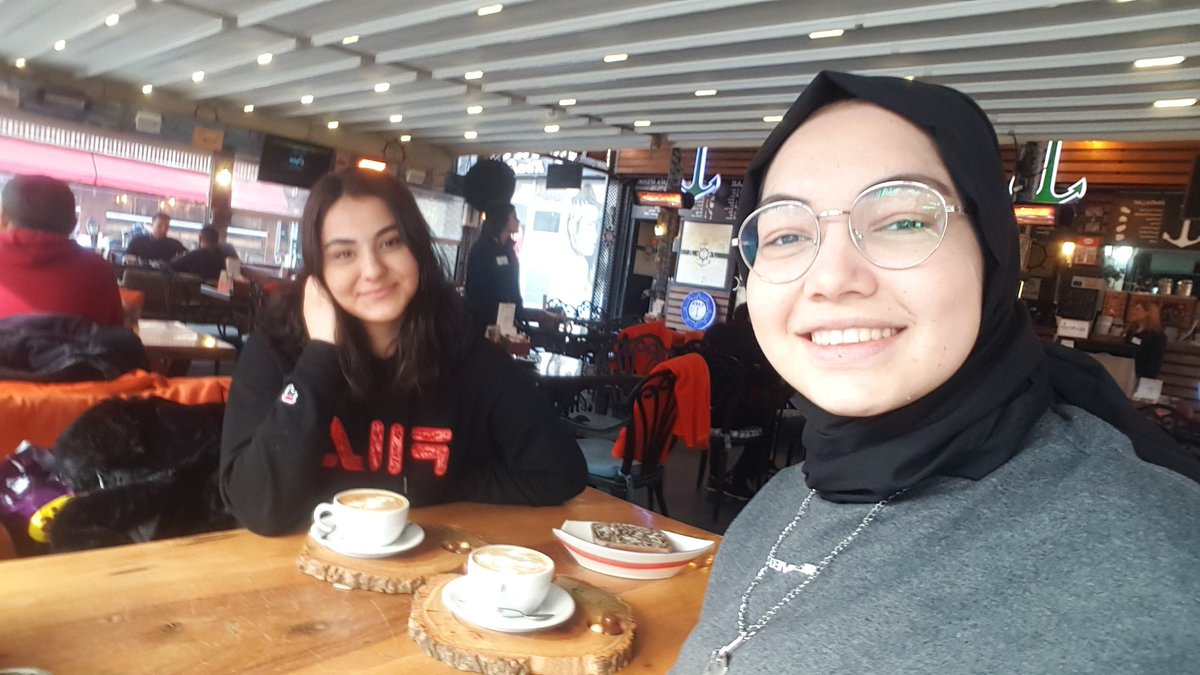 merveyilldirim4's tweet photo. Çocukluğumu bıraktım bu fotoya❤🖤 https://t.co/1sFVqWw6wd