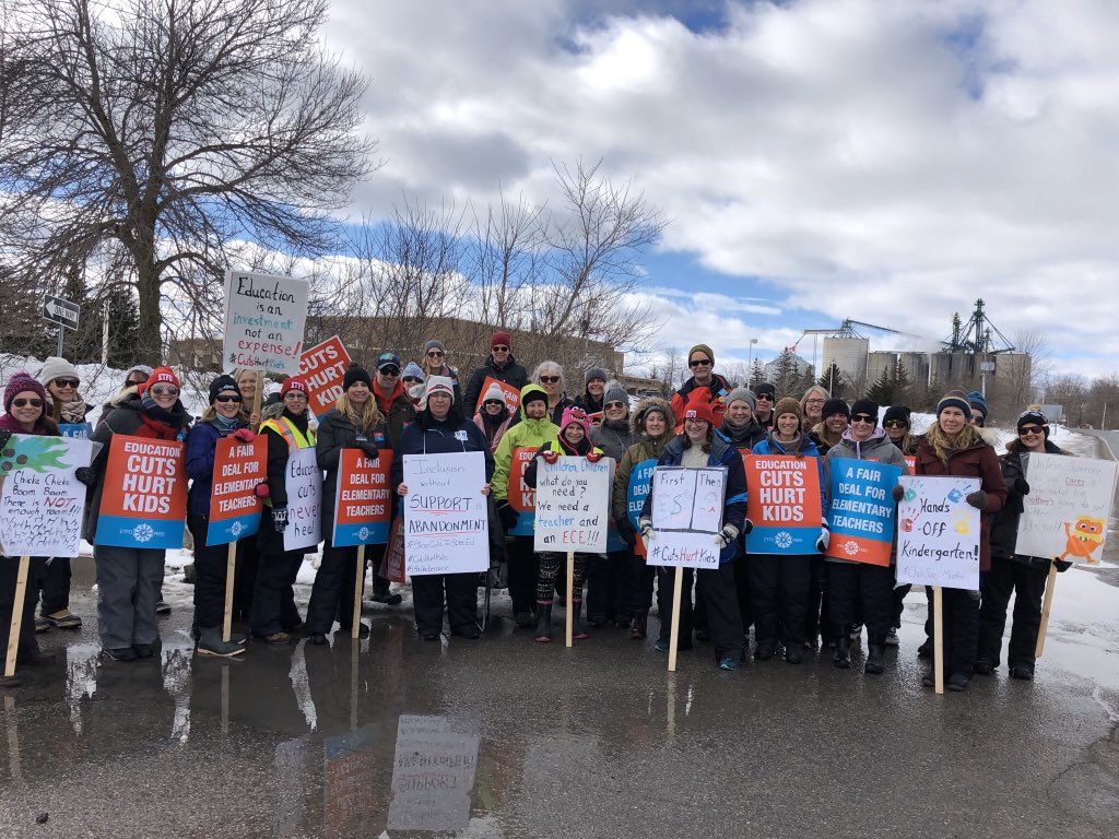 janecrabby's tweet photo. #Istrikebecause lower class sizes in all grades make a difference and we should have a fully funded public education system. We need to put money into growing our future. #ETFOstrong #tletl Grandview PS and Rolling Hill PS #tldsb @etfopresident https://t.co/2DVROQyfwj