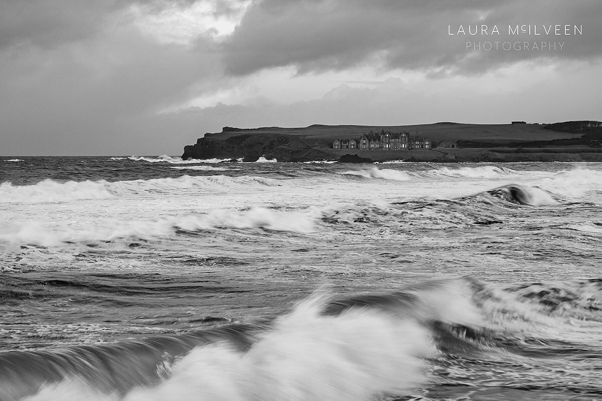 Some fantastic waves today at Portballintrae!! This was a very cold stand to get this shot! 🥶 

Want a print? 
No problem! Just send me a message

#Portballintrae 
#VisitCauseway
#CausewayCoast