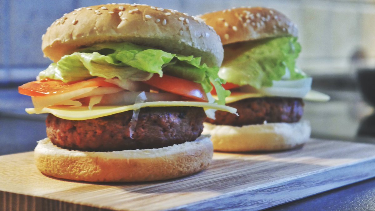 lennard_mpunkt's tweet photo. Sehr geiles Ding, muss ich schon sagen. #vegan #burger #nomeet #cooking https://t.co/24kdKiTFkR