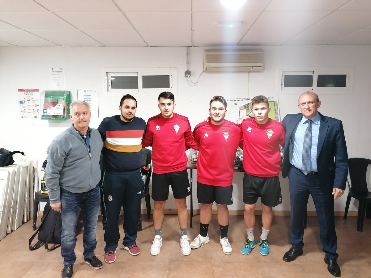 AdCristobal's tweet photo. Anunciamos las incorporaciones de 3 nuevos jugadores. Pablo y Guille que ya debutaron el pasado sábado con el equipo y... 😏😏😏Tras mucho esfuerzo estamos orgullosos de que Jesús Ros se haya unido a este humilde proyecto⚫🔴 #MercadoInvernal #LlegoElFax https://t.co/0Sm047dQoj