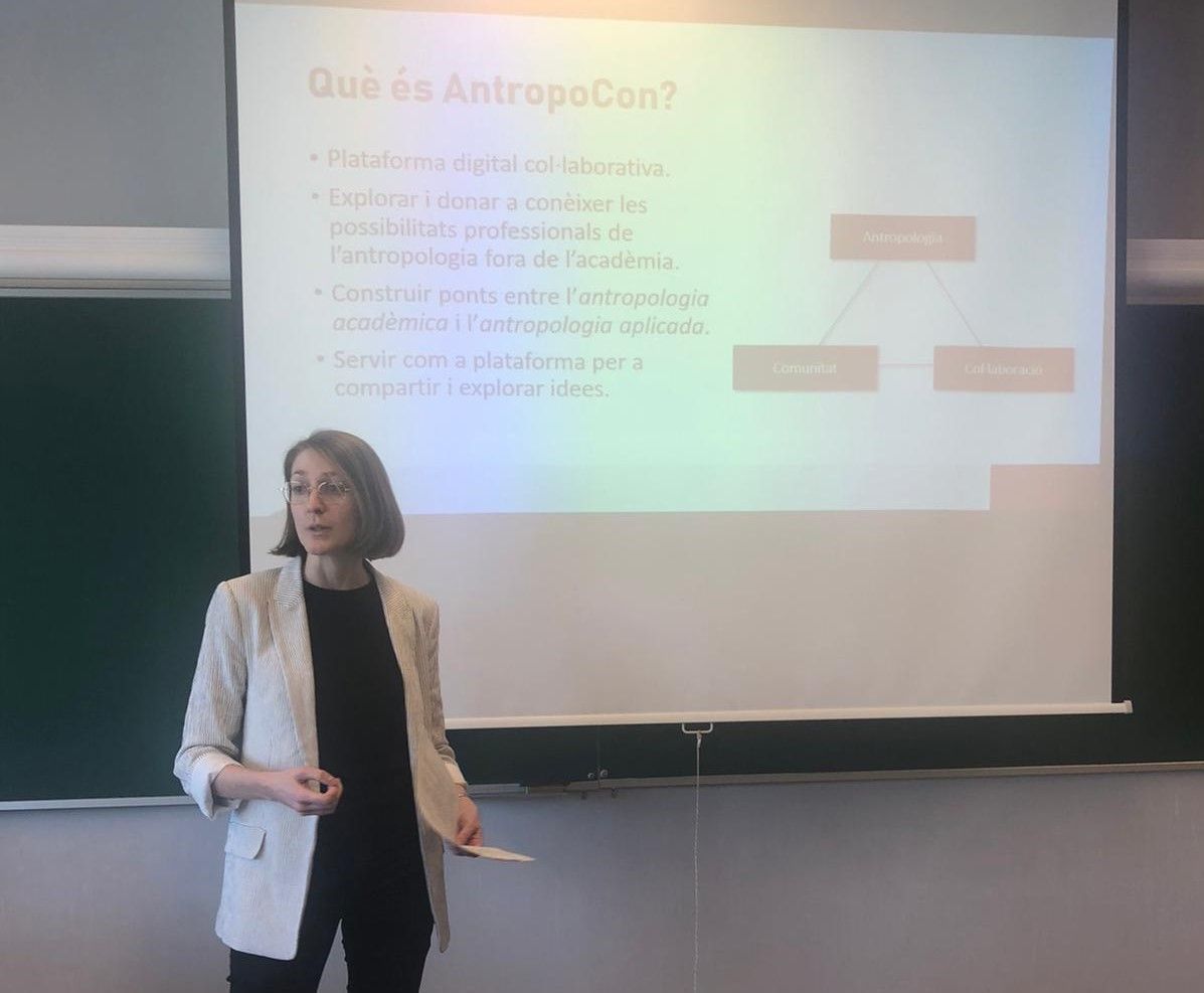 El jueves pasado hablamos sobre #antropología aplicada y el proyecto de AntropoCon en el #CoCA2020 en <a href="/universitatURV/">Universitat Rovira i Virgili</a>. Júlia en la foto :)
El congreso nos dio muchas ideas y nos hemos puesto ya a trabajar en unos cuantos artículos. ¡Estad al tanto!

buff.ly/37Qdl5L