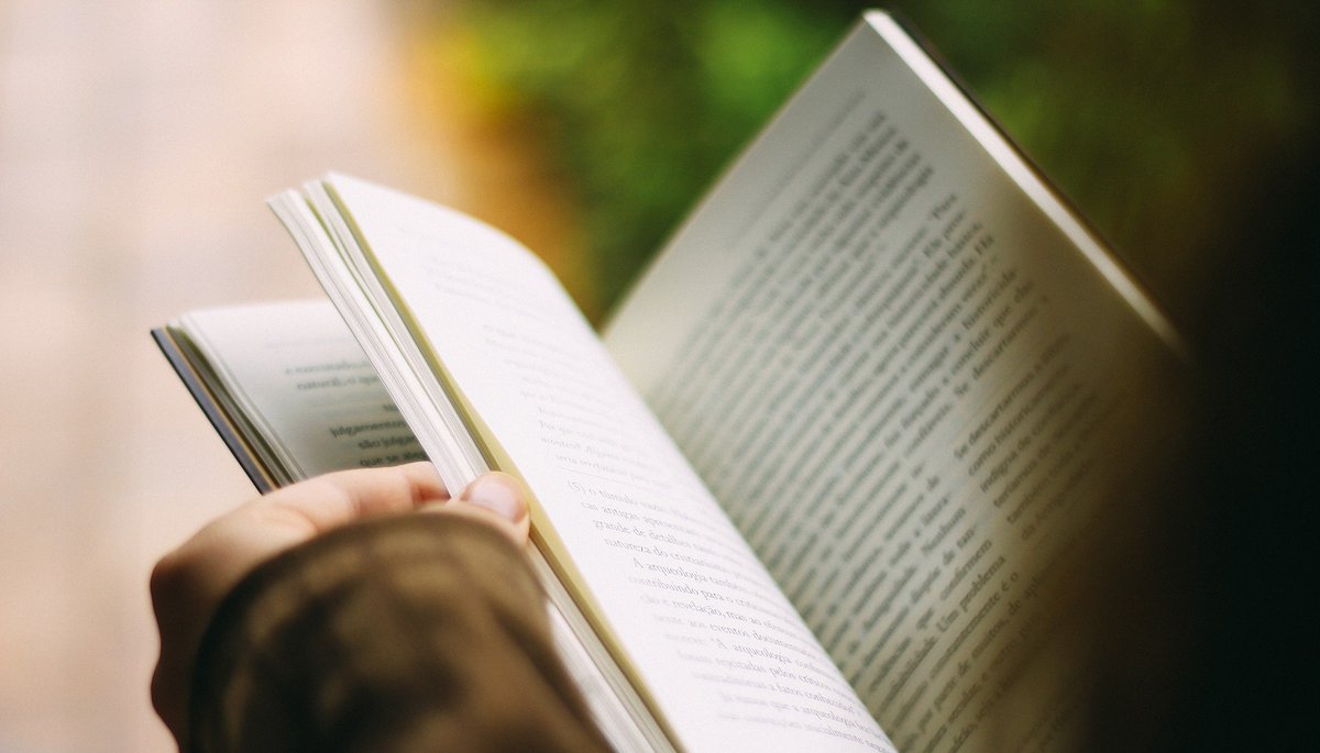 litworldsays's tweet photo. Why is reading aloud to kids so important? Hear the facts from expert (and LitWorld founder) Pam Allyn in this special episode of #ReadingWithYourKids, and start prepping for #WorldReadAloudDay! 👇https://t.co/1GYCvRgY8v https://t.co/oQHDuL1U5r