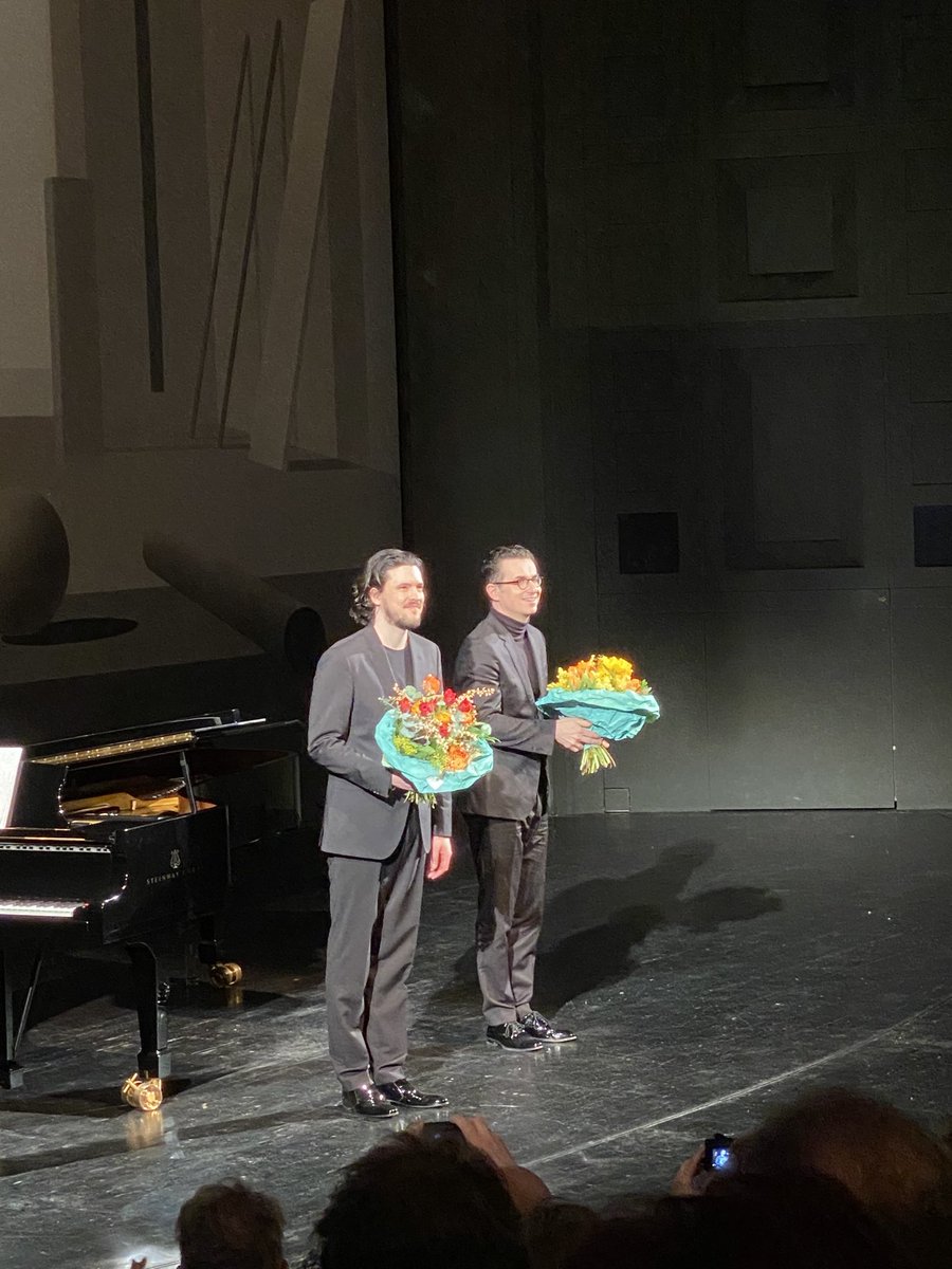 MPSchloderer's tweet photo. An schlechten Tagen ist die #Winterreise eine Ansammlung an Grautönen, an guten Tagen - wie heute - schillert jeder Zwischenton. #AndreSchuen wird zurecht so hoch gehandelt und gewinnt mit #DanielHeide unter anderem die Legatoweltmeisterschaft in der Krähe. #liedlebt https://t.co/IU1sPdGTGK
