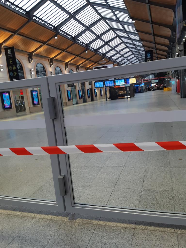 2_agents's tweet photo. Voici les conséquences d un bagage oublié en gare:
Aucune circulation de la voie 10 a la voie 21😩
Ensemble soyons vigilants 🧐
#parisstlazare #vigipirate https://t.co/Bq7nba3xJb