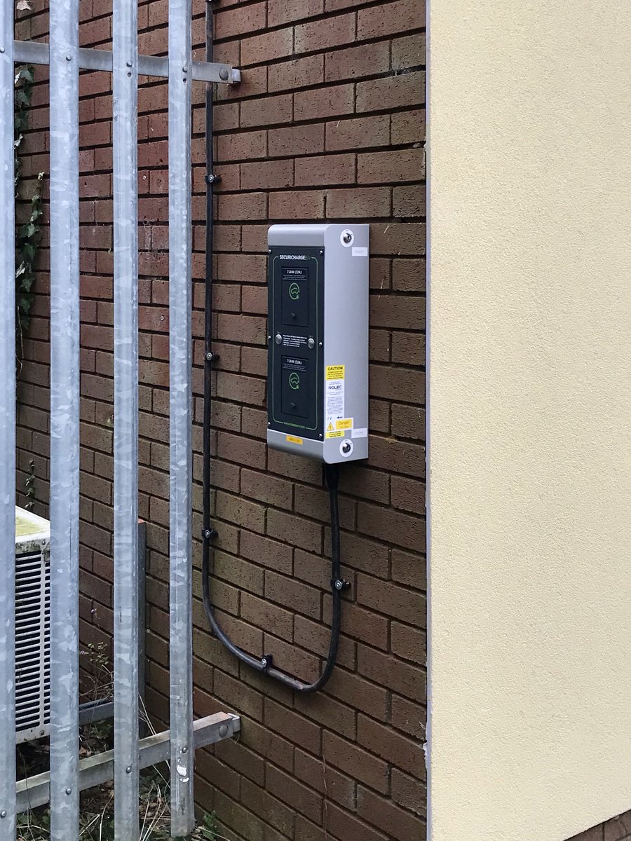 utley_ev's tweet photo. Completed this #Rolec #SecuriCharge install today down in Bicester Oxfordshire!!
2 x 7.2Kw Type 2 Charge Points with a VMD unit for good measure.
Another great bunch of guys to be working along side thank you Calpeda UK ๐๐ป https://t.co/dFiNxY4DYi