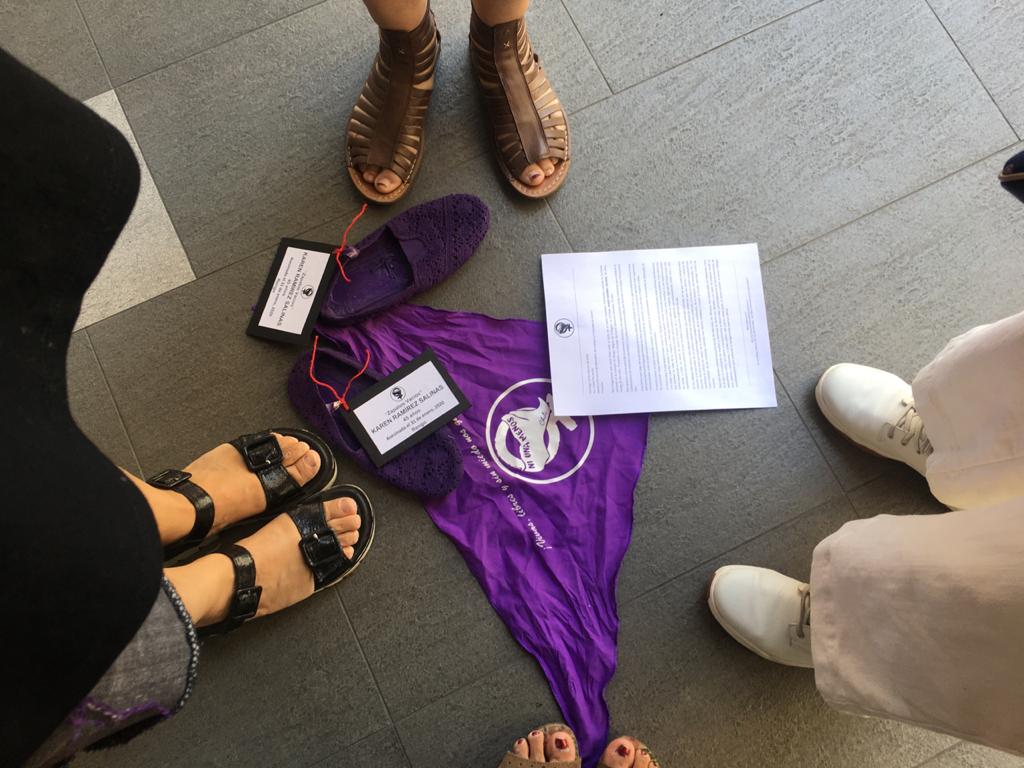 NiUnaMenosChile's tweet photo. #ZapatosVacíos 
Zapatos vacíos cuya dueña ya no puede llenar con sus pies porque es es víctima de #Femicidio. 

Karen Ramírez Salinas
45 años
(31 de enero 2020)

Nuevamente hicimos  entrega a @isabelpla de un 4to zapato cuyo hermano permanecerá en nuestro https://t.co/uhBkgaSTA9