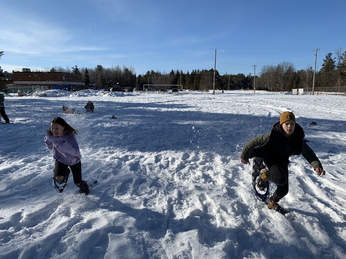 TosCentral67's tweet photo. A beautiful blue sky day for snowshoe trekking.. and racing! @TosorontioPS @SCDSB_Schools https://t.co/h3ItKr0Ooj