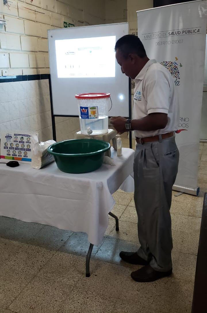 Salud_Guayas's tweet photo. #Distrito09D07 │Profesional de la salud, realiza asesoría sobre correcto #LavadoDeManos a los representantes de Comités Locales de Salud para prevenir el contagios de enfermedades como #Influenza y #Coronavirus. #PrevenciónEsSalud #MSPdeTodosyParaTodos https://t.co/CKdNe5Rcaf