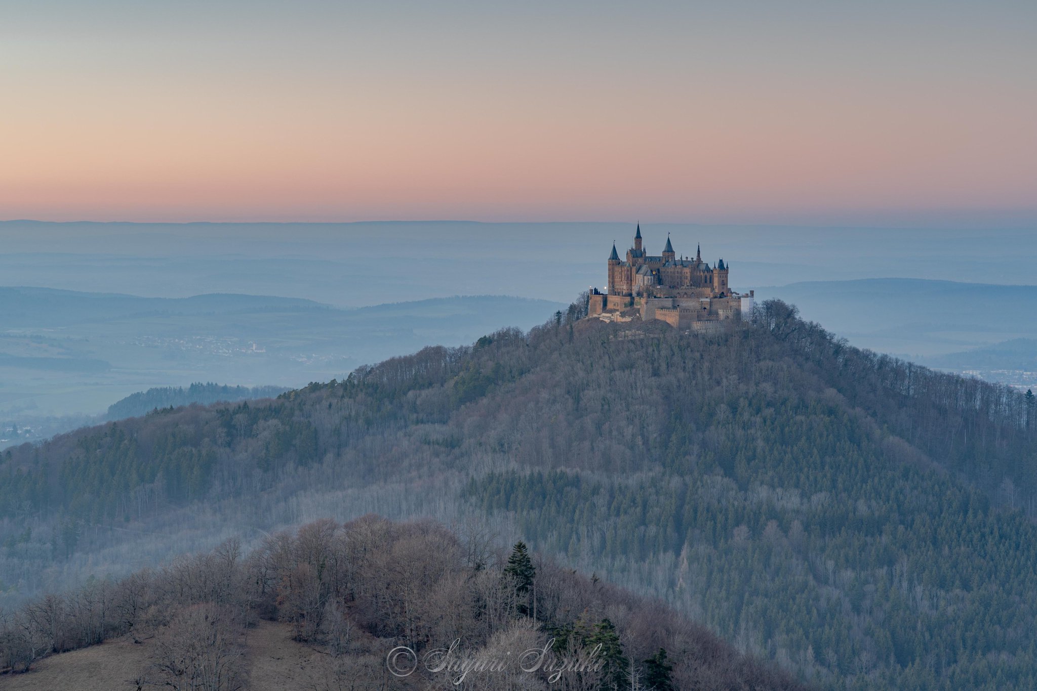 Sayuri ドイツの天空の城 ホーエンツォレルン城 雲海に浮かぶ天空の城として有名になりましたが ドイツの三大名城 美城に名を連ねる美しいお城です 朝夕に赤く染まった空と眺めるお城は 幻想的で