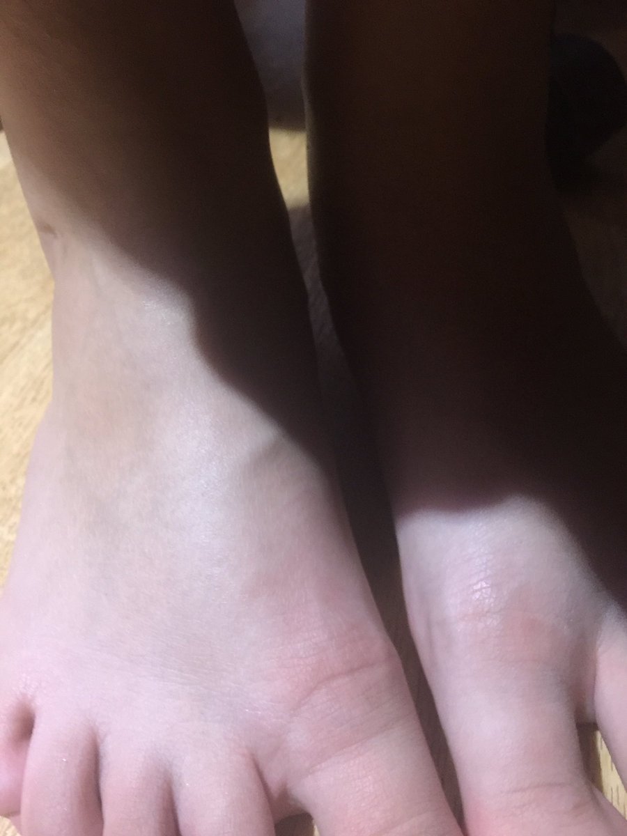 KeynaTns's tweet photo. Mes pieds sont 🥴😍 mais je montre pas tout pour vous laisser imaginer 
#soumis #moneyslave #esclave #fétichiste #pieds #paypal #maîtresse #money #nudes https://t.co/hXOKTVk1gV