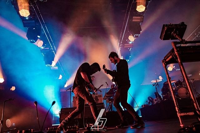BlackChester's tweet photo. . @editorsofficial - #Berlin #Velodrom | #editors #ufo #tomsmith #theblackgold #justinlockey #edwardlay #russellleetch #elliotwilliams #violence |
📸 https://t.co/IUIteM7zRx via https://t.co/uuX285vmoj https://t.co/SGll2doIOY